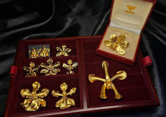 Japanese Antique Stories: Every piece of old jewelry hides a tender past.
